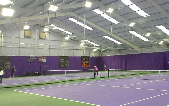 Smart LED™ med rörelsesensor i tennishall