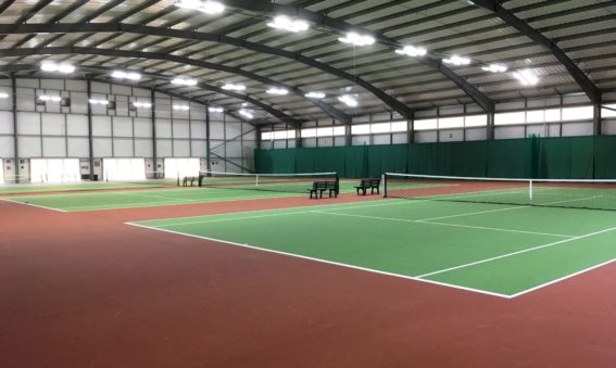 Välrenommerad idrottsanläggning uppgraderar till LED på tennisbanor