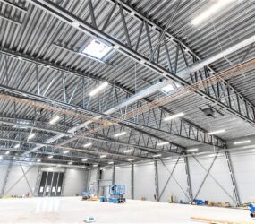 Energieffektiv LED-belysning i nybyggd modern verkstad