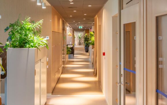 Längtar hem till sitt nya kontor i Västerås